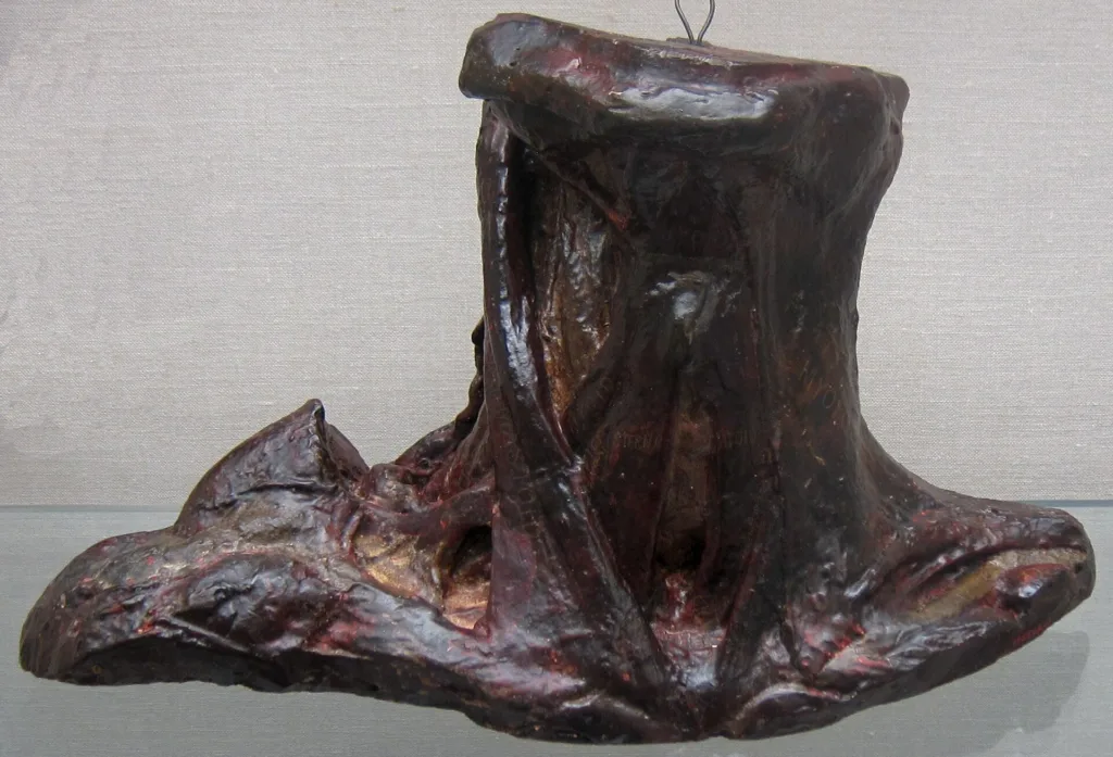 Zabytkowy model anatomiczny przedniej części szyi oraz okolicy obojczyków i barków.