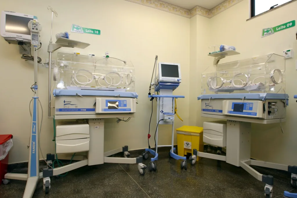 Sala oddziału neonatologicznego z inkubatorami.